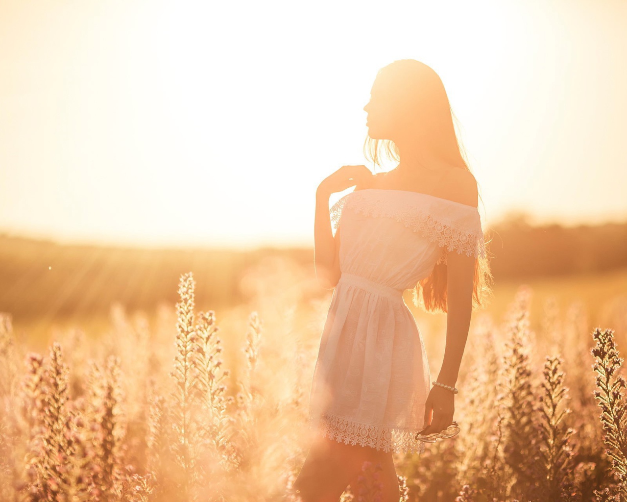 Девушка в лучах яркого летнего солнца