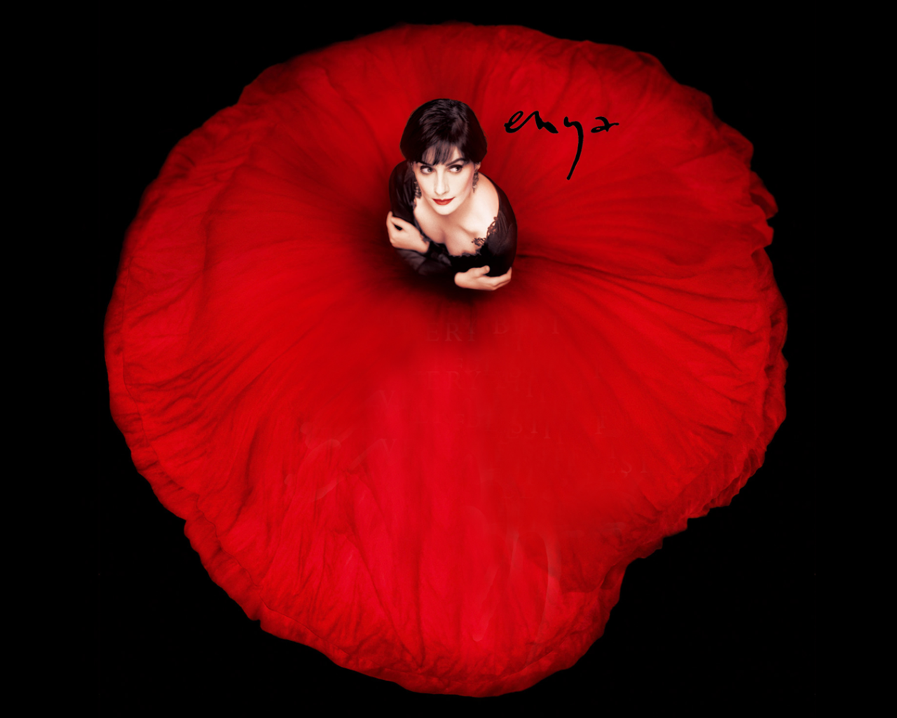 Девушка в красном платье в форме мака