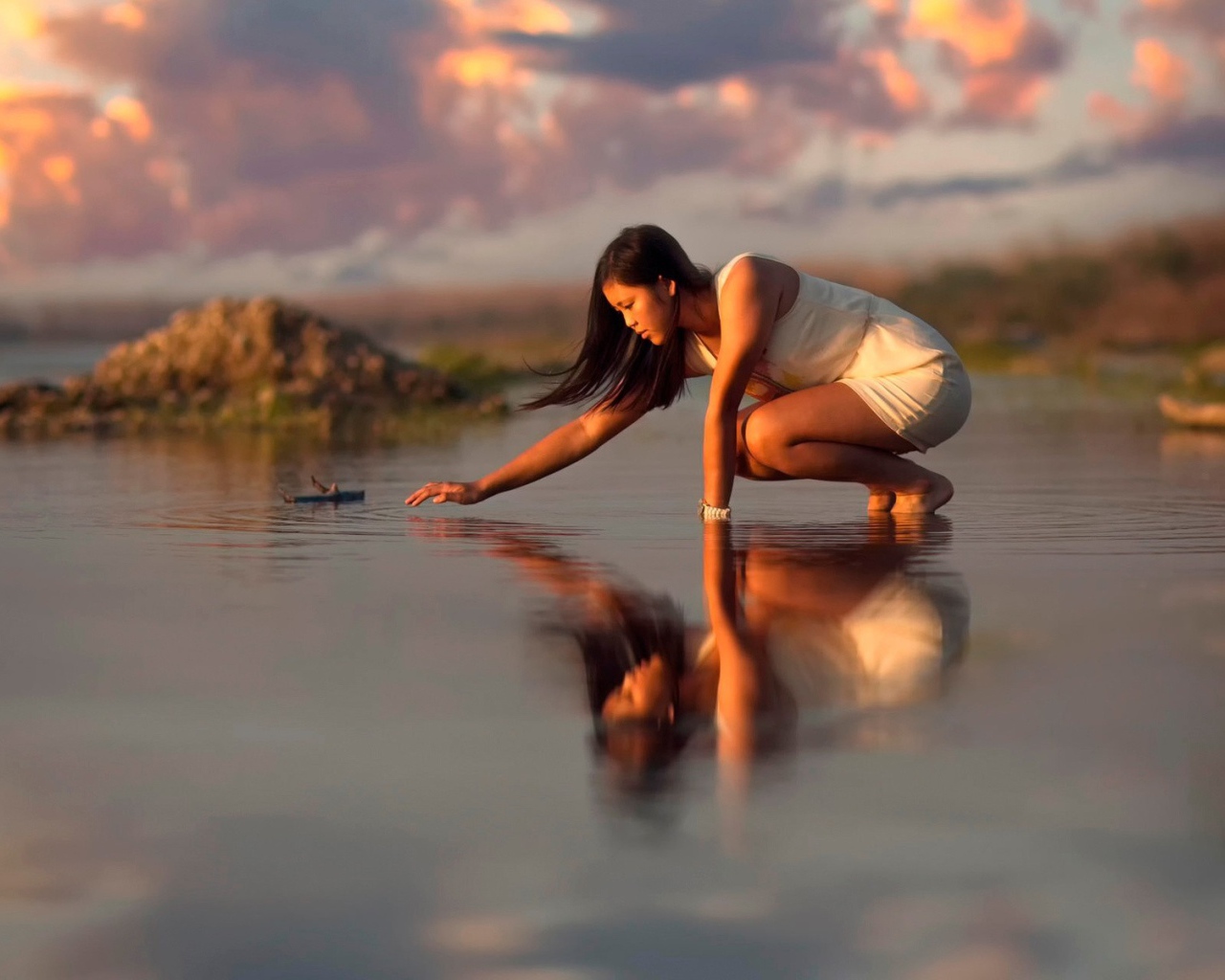 Девушка отражается в воде