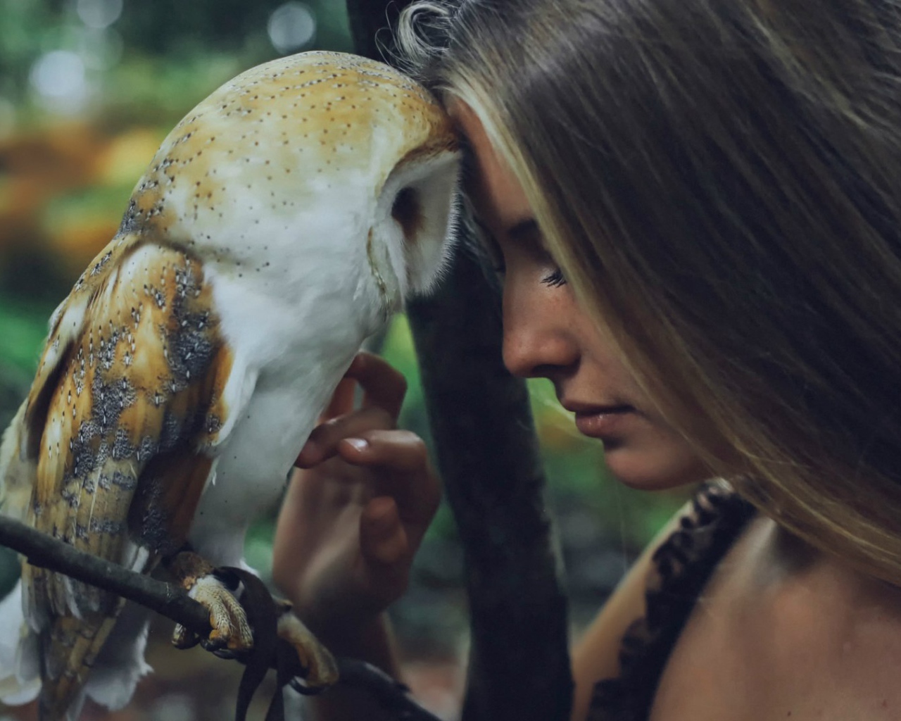 Девушка прислонилась к сове