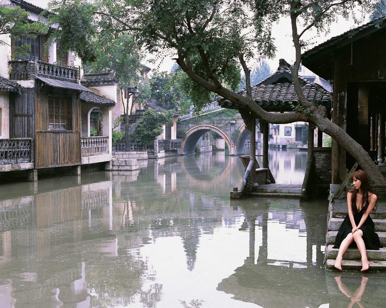 Девушка смотрит на затопленную улицу