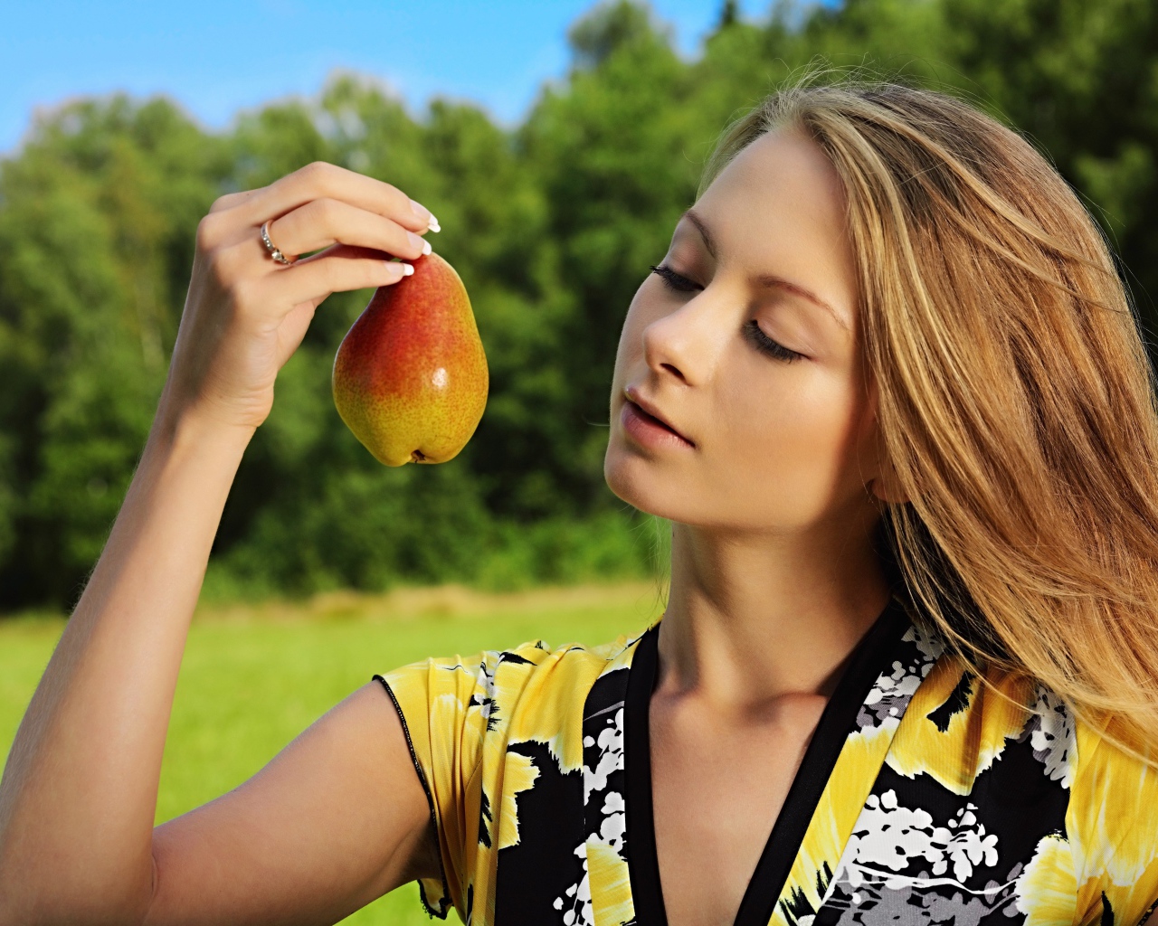 Девушка смотрит на грушу