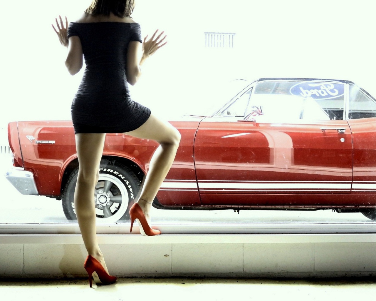 Девушка смотрит в окно на красный автомобиль