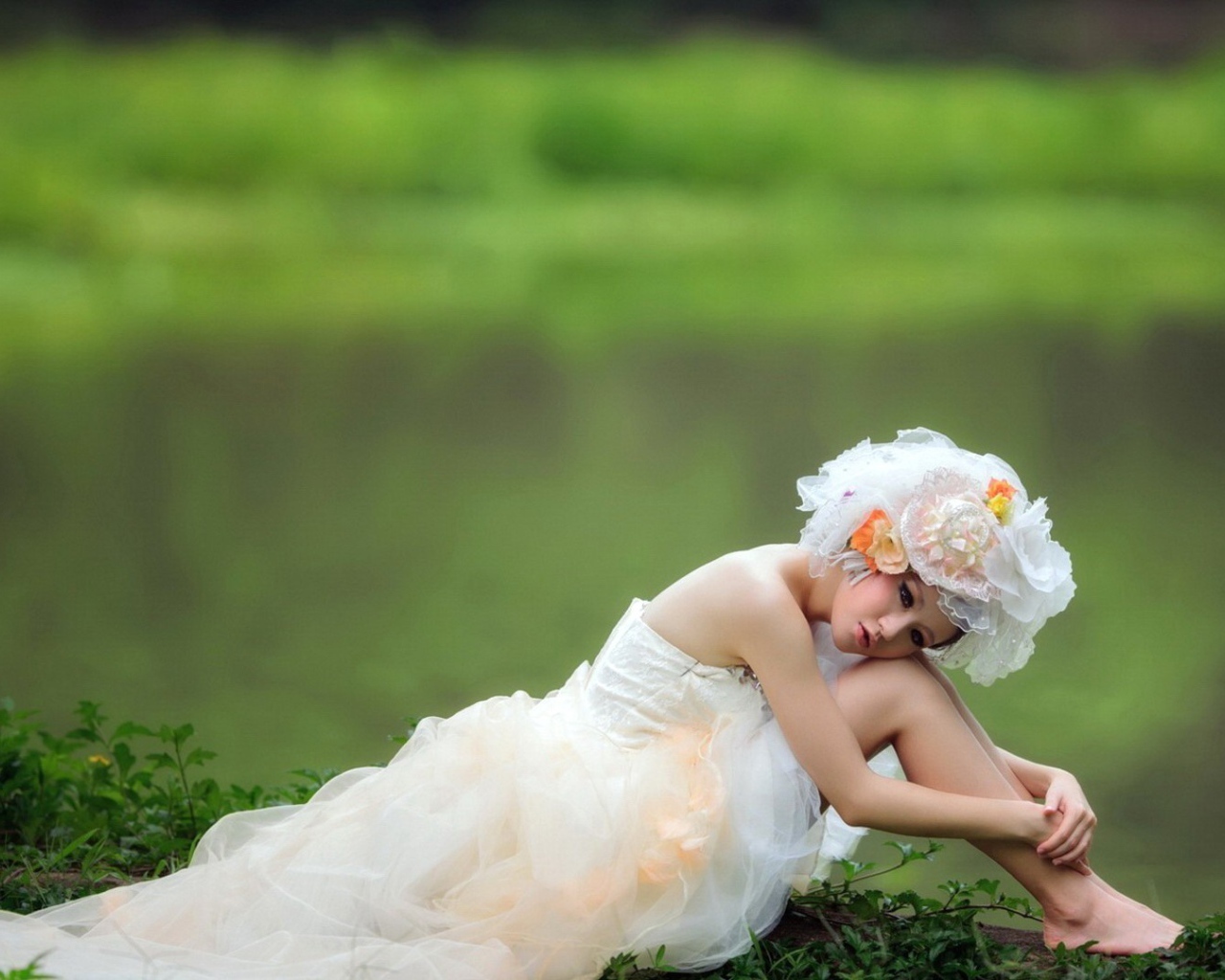 Девушка весна на фоне зелени