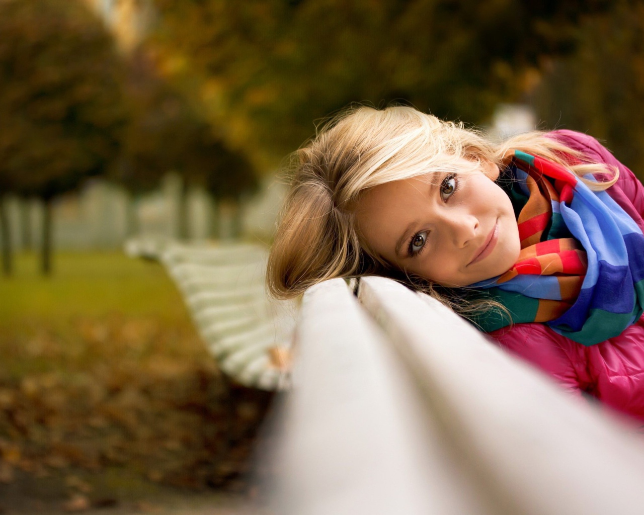 Девушка на скамье в осеннем парке