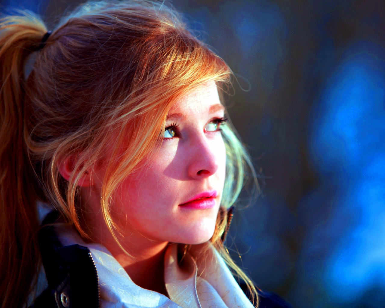 Лицо девушка освещено солнцем