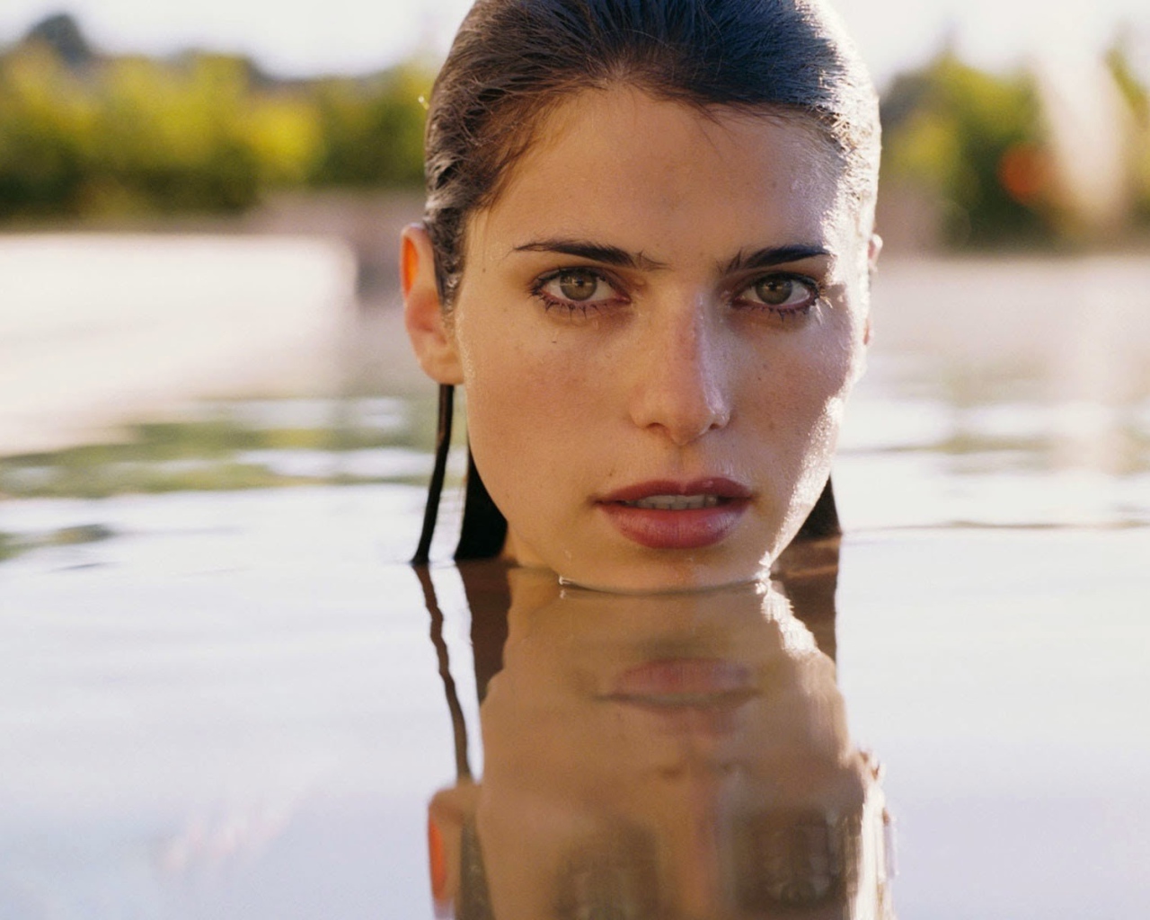 Девушка по шею в воде