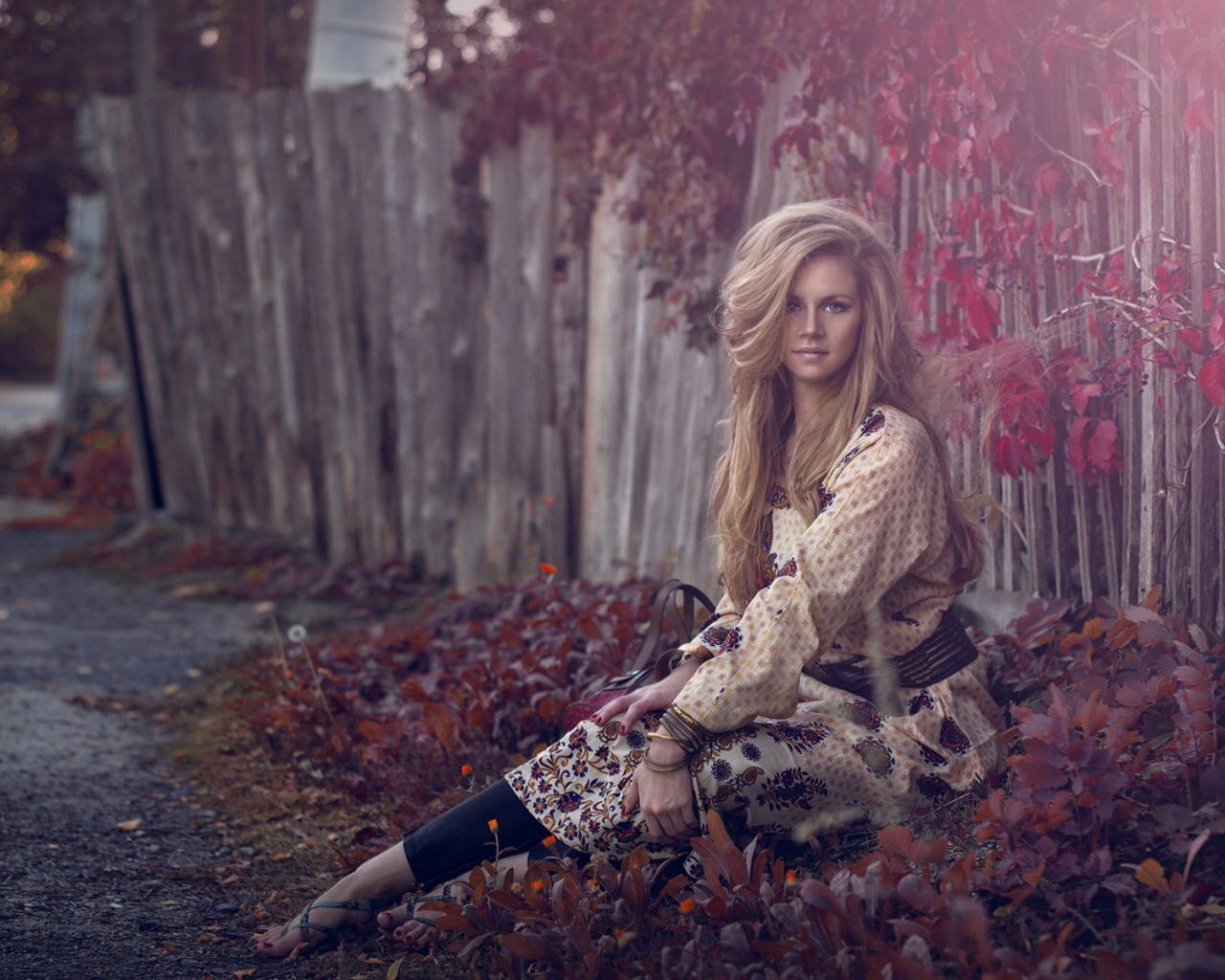 Девушка присела у забора