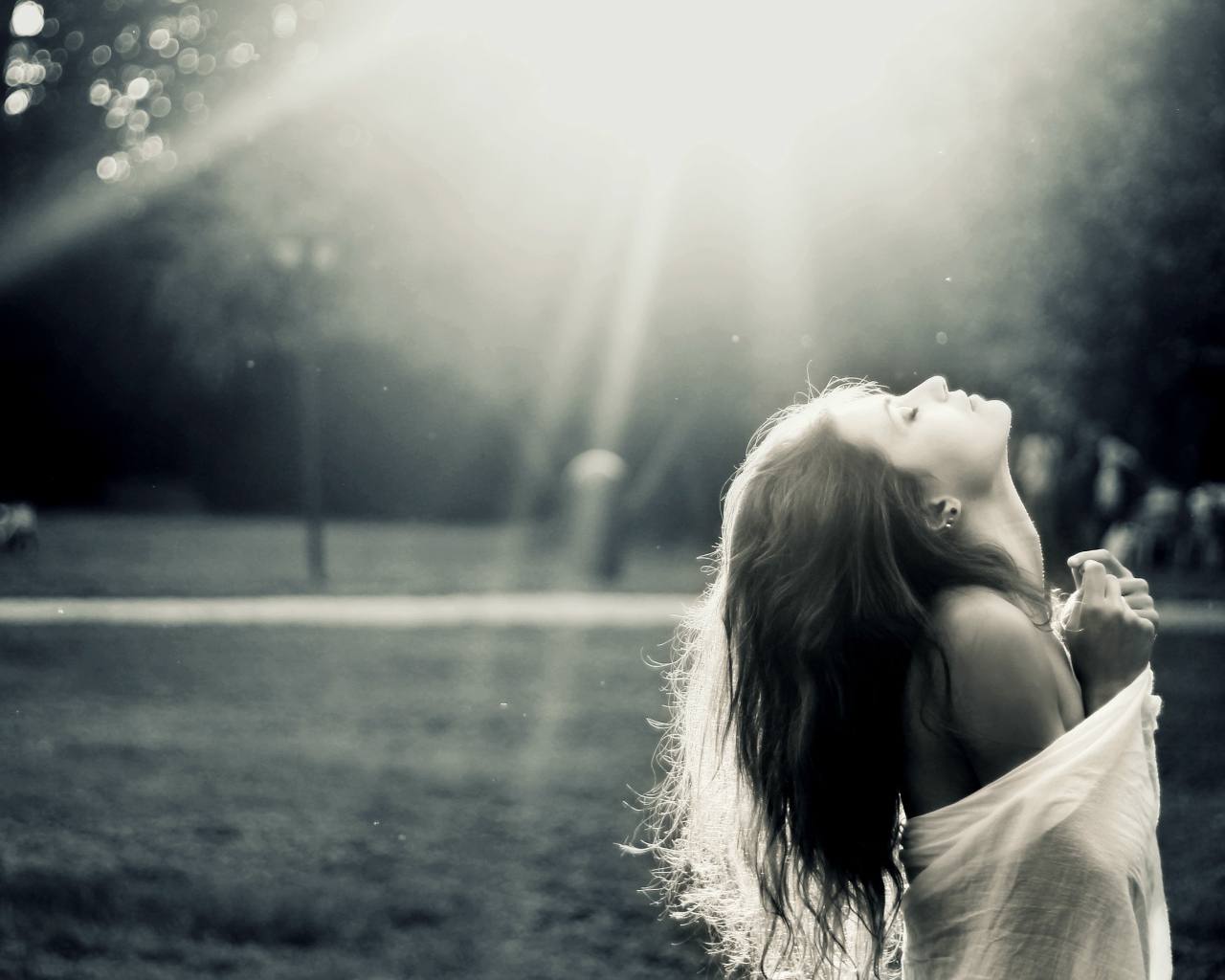 Девушка запрокинула голову