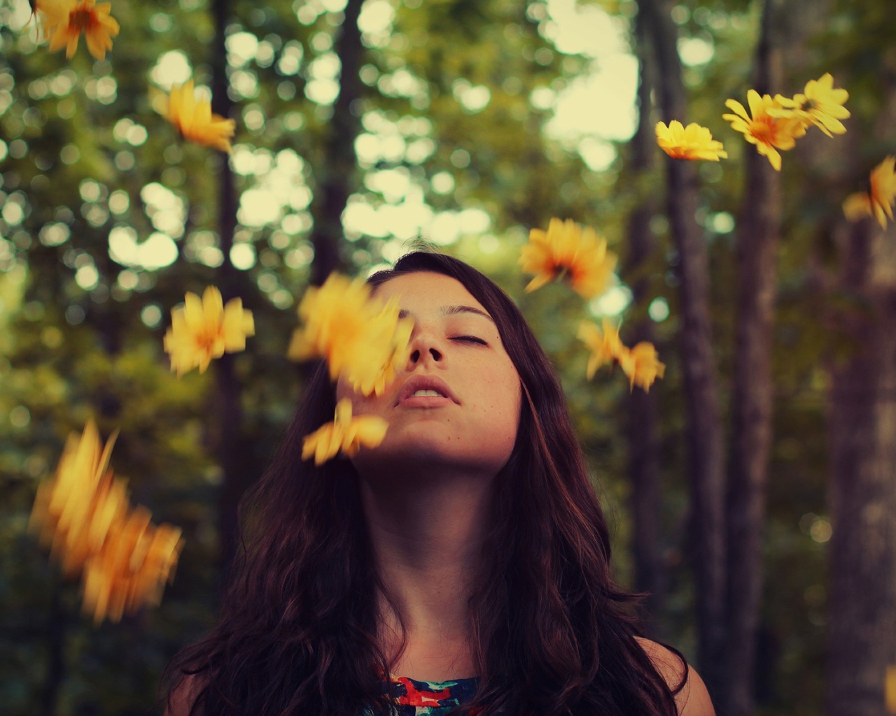 Девушка подбросила желтые цветы