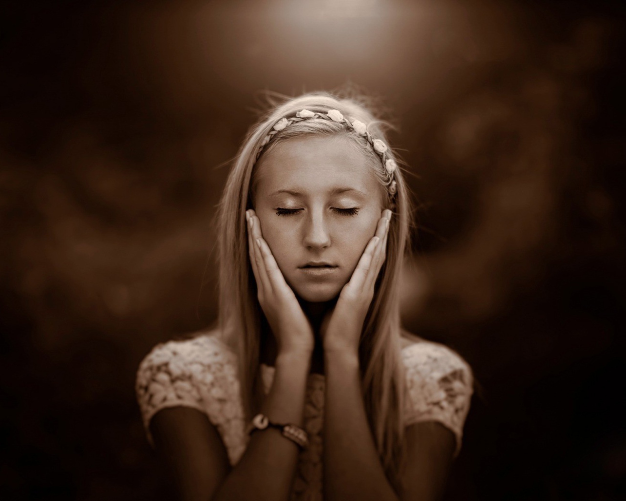 Девушка прикоснулась руками к лицу