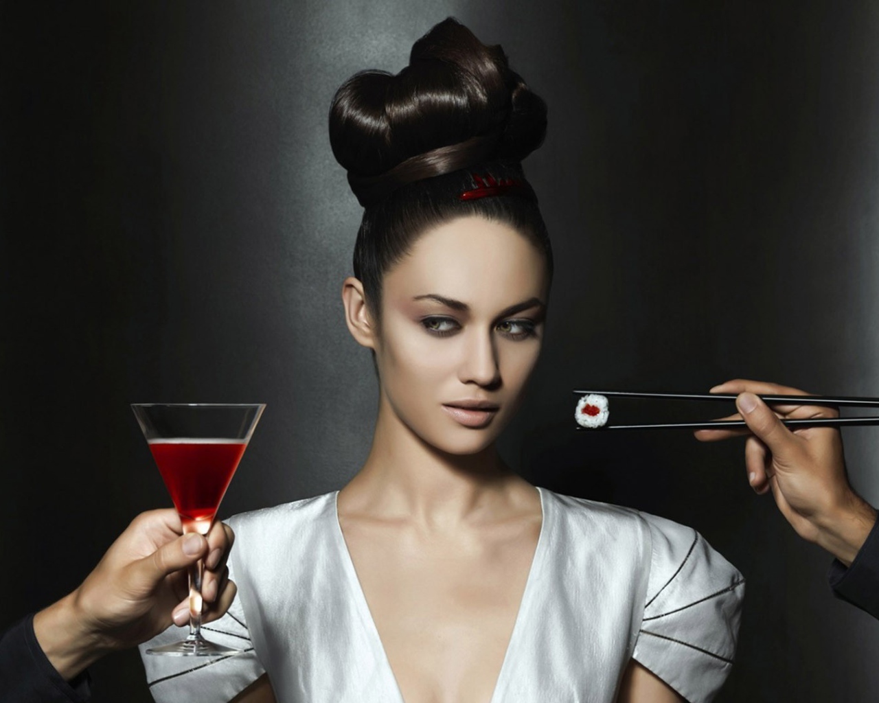 Девушку угощают вином и суши