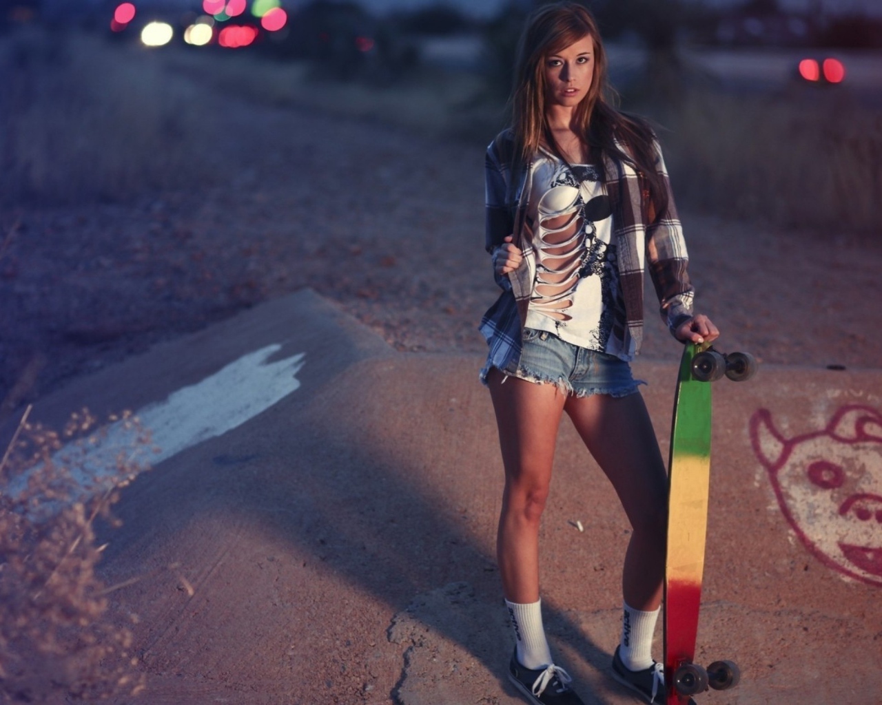 Девушка с ярким скейтбордом