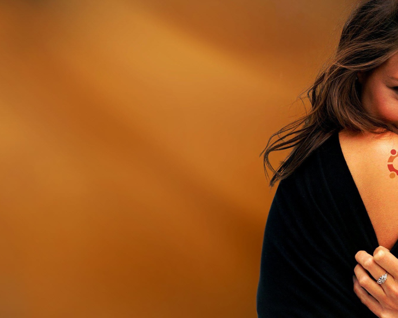 Девушка с татуировкой Ubuntu на плече