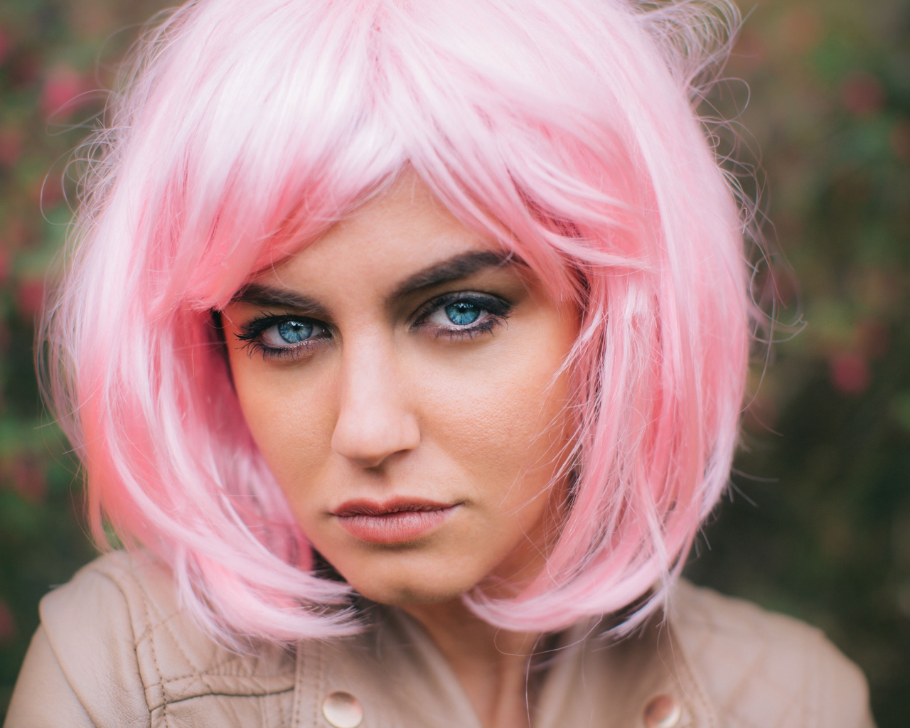 Девушка с голубыми глазами в розовом парике