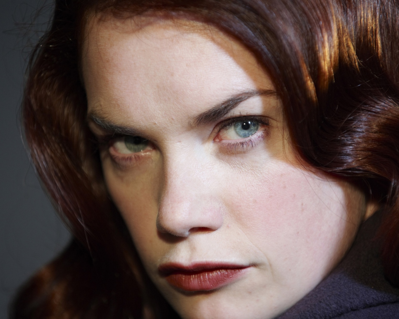 Девушка с каштановыми волосами Рут Уилсон