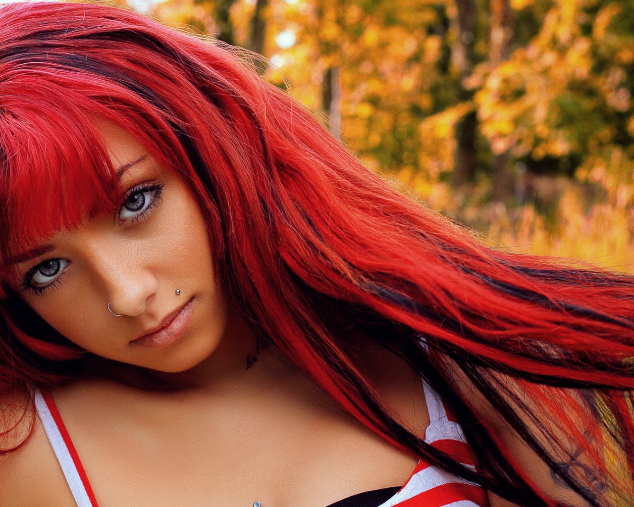 Девушка с красными волосами и кольцом в носу