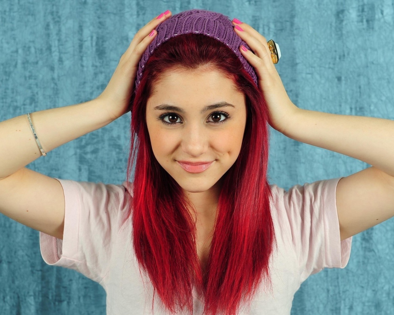 Девушка с красными волосами в сиреневой повязке