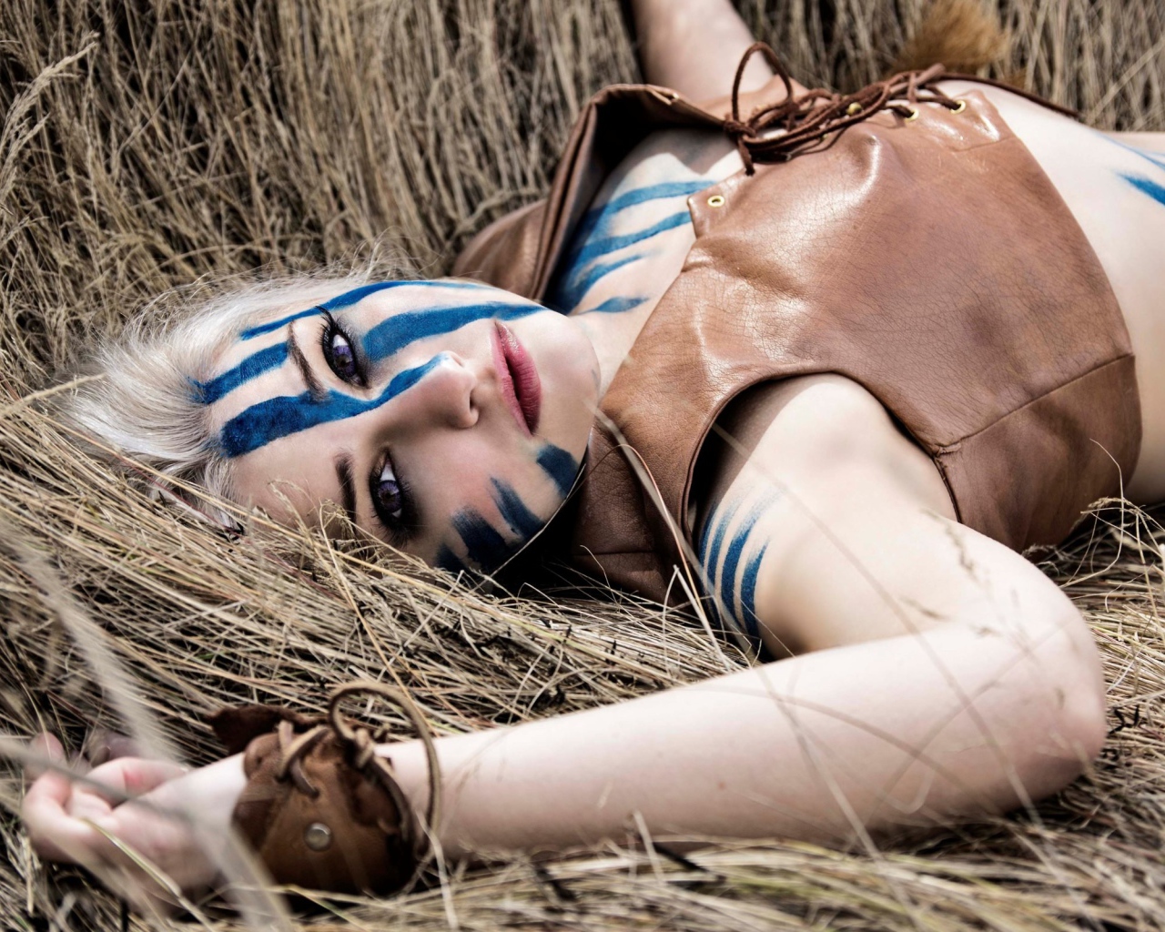 Девушка с синей раскраской на теле