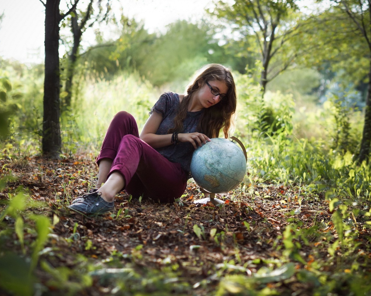 Девушка с глобусом на полянке