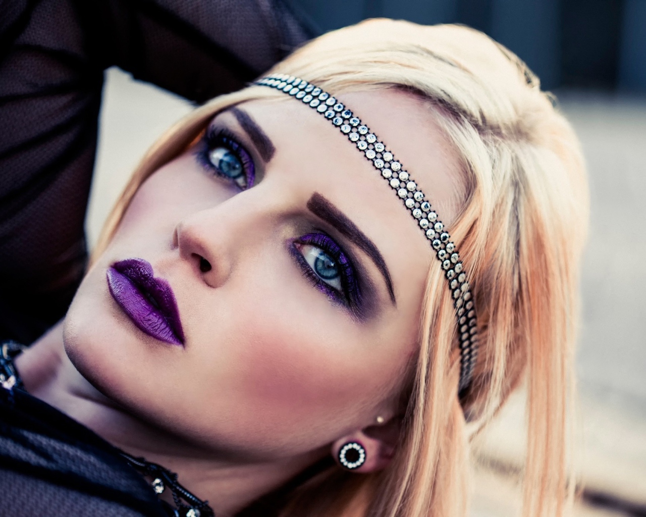 Девушка с фиолетовыми губами