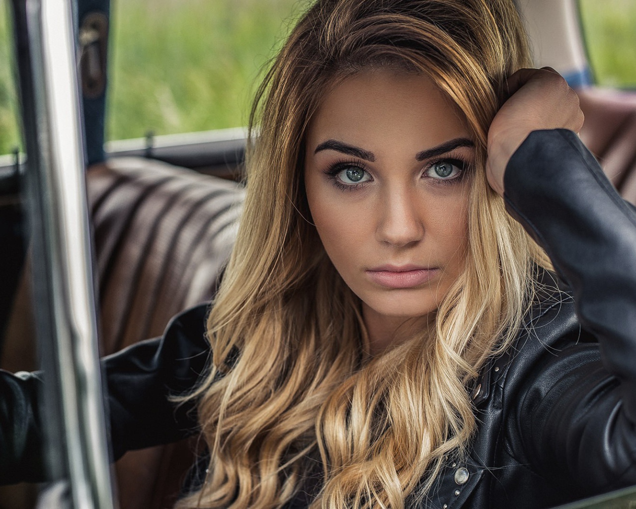 Зеленоглазая блондинка в автомобиле