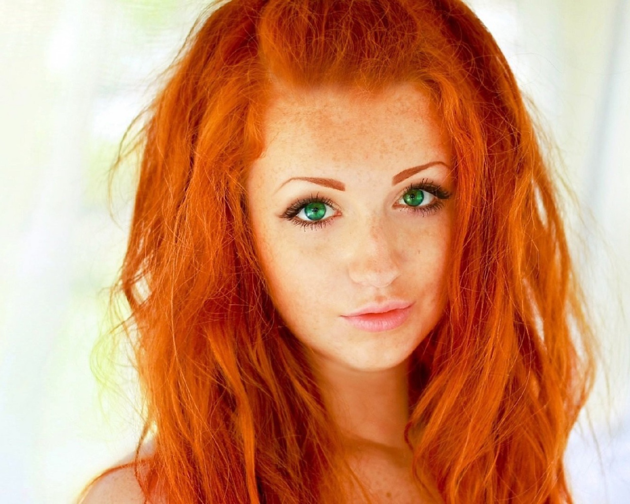 Рыжеволосая модель с зелеными глазами