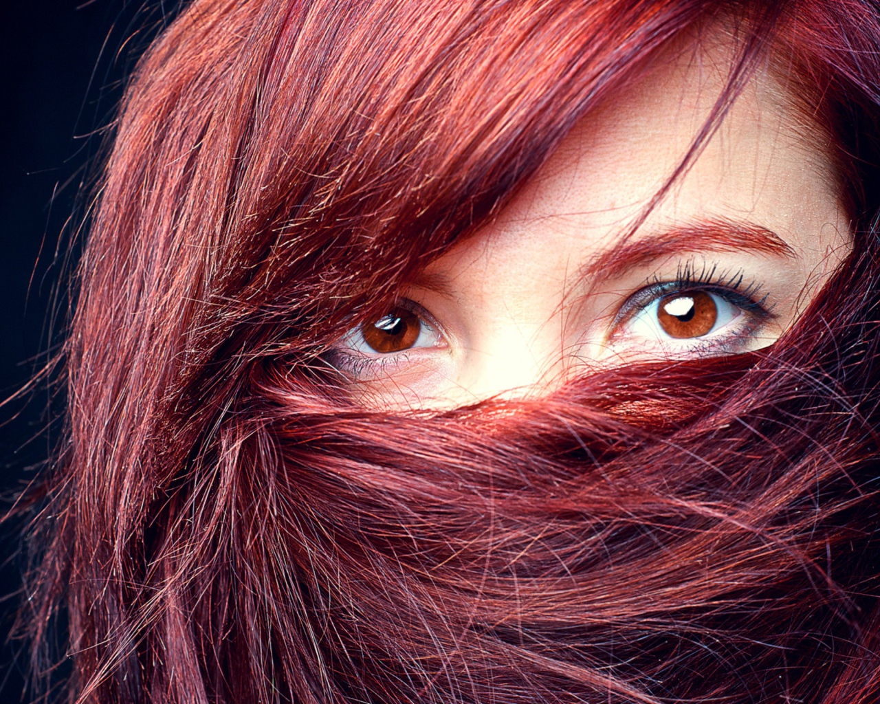 Паранджа из каштановых волос девушки