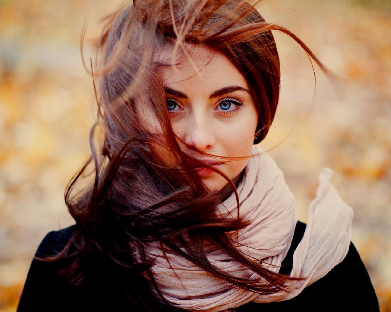 Ветер треплет волосы у девушки