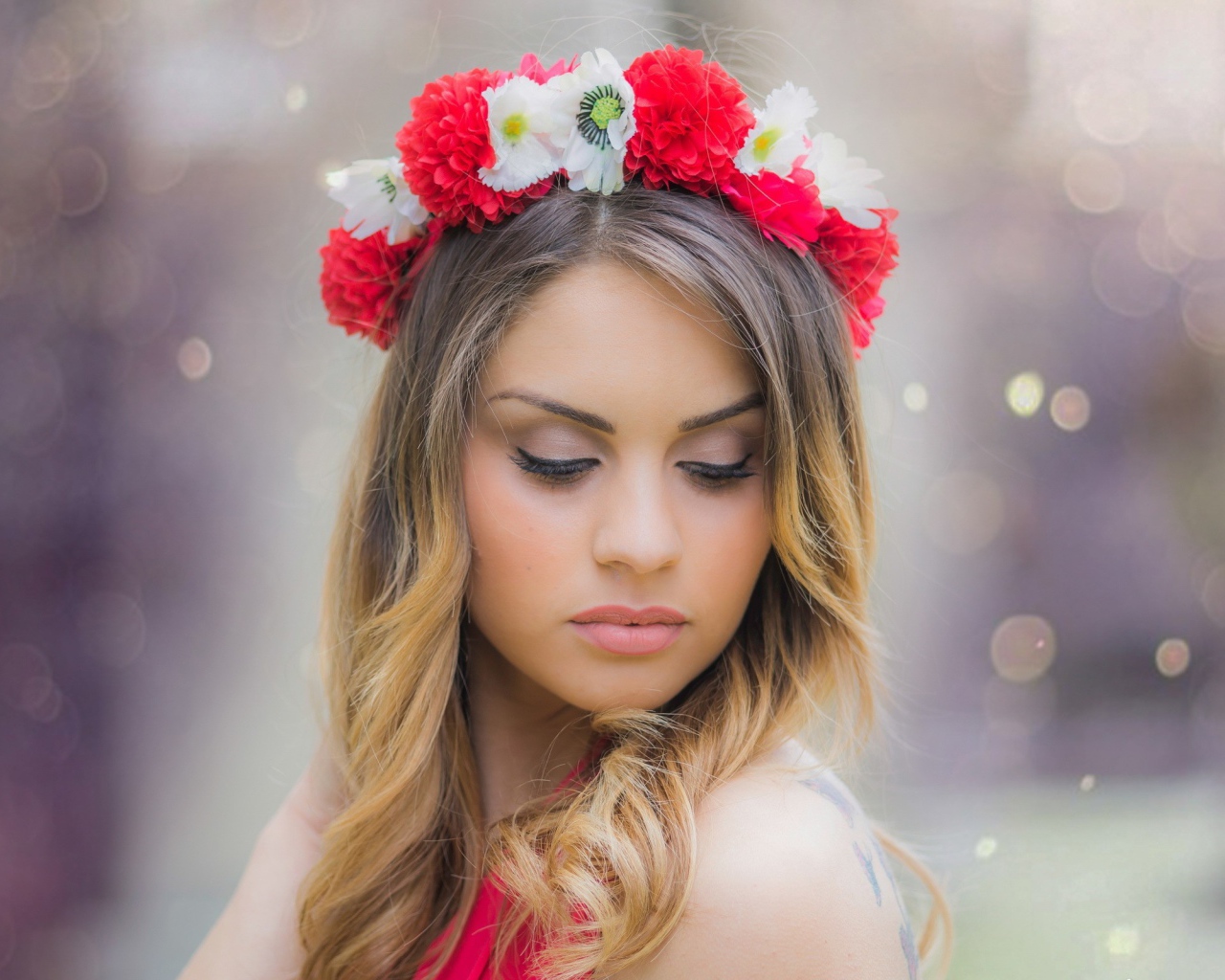 Венок из белых и красных цветов на голове у девушки