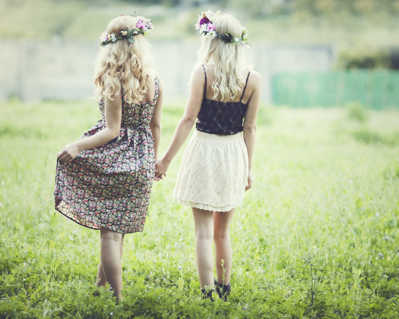 Две блондинки гуляют по газону