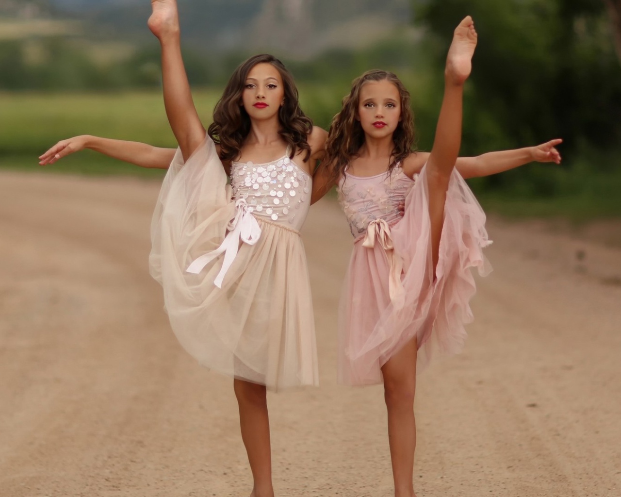 Две юных балерины показывают свое искусство