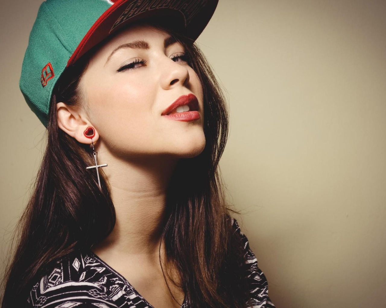 Необычные сережки у девушки