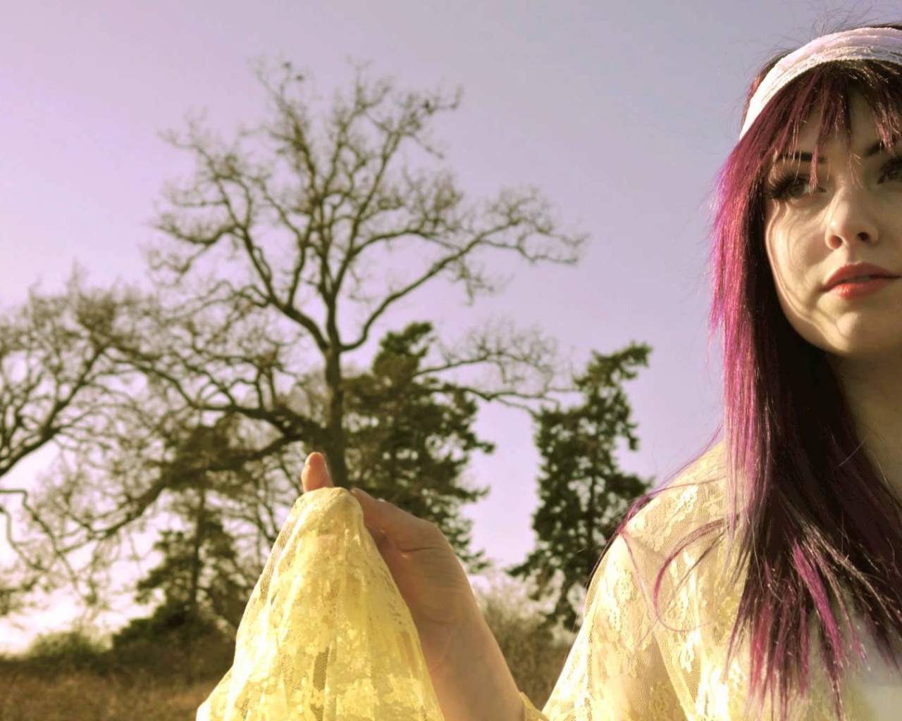 Veela на фоне дерева