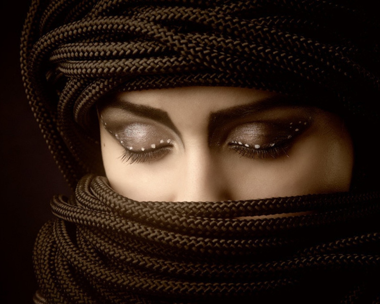 Паранджа на девушке из черных веревок