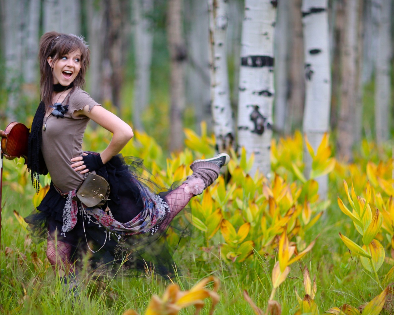 Скрипачка в березовой роще