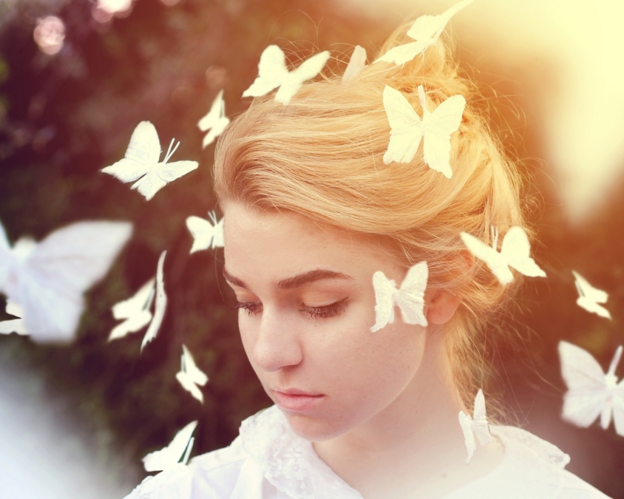 Белые бабочки летают вокруг девушки