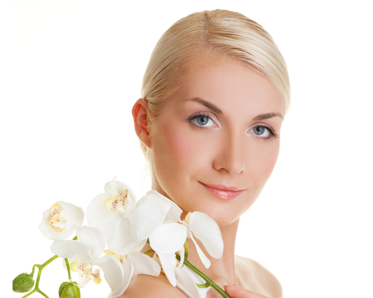 Белые цветы на плече у девушки