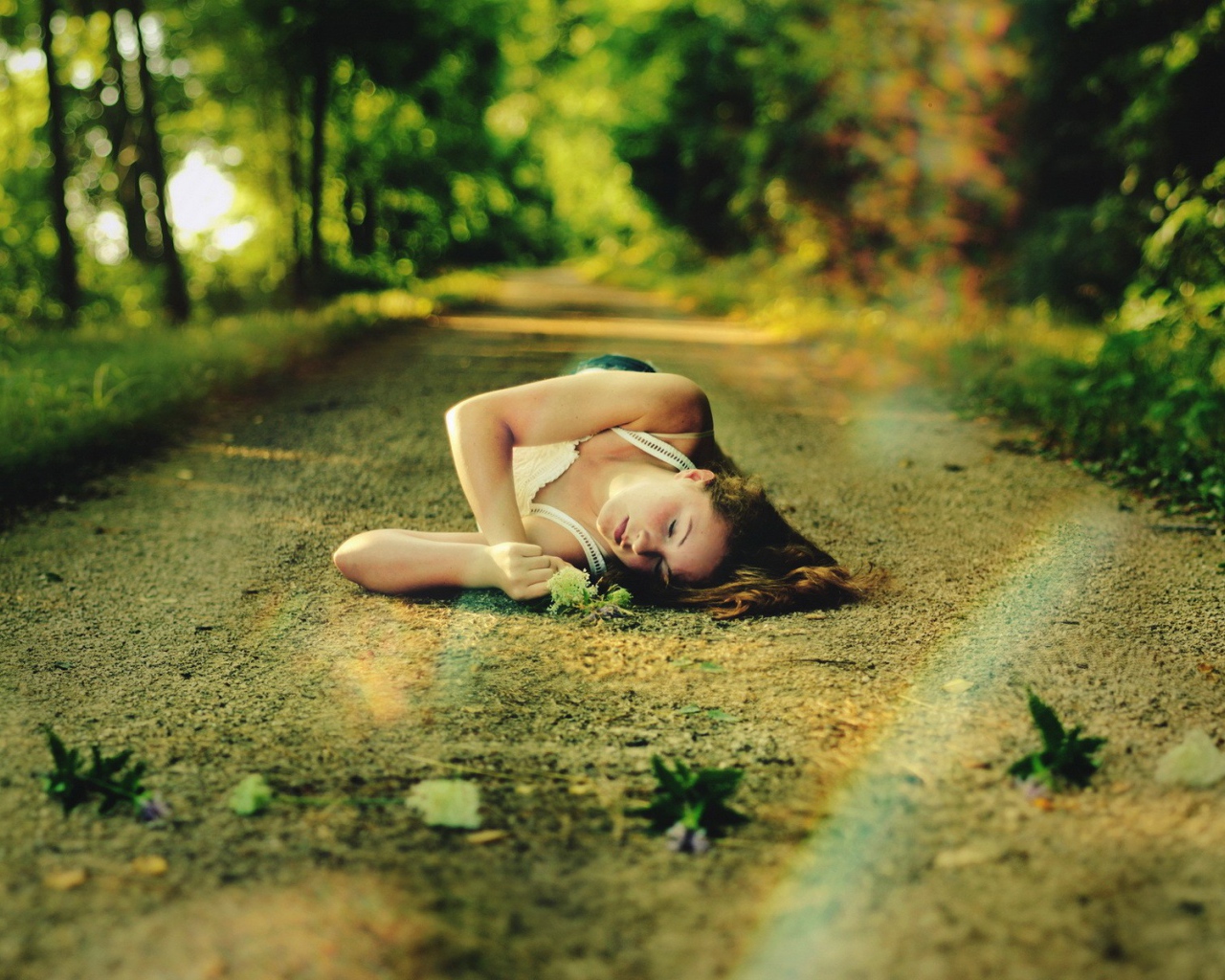 Женщина спит на лесной дороге