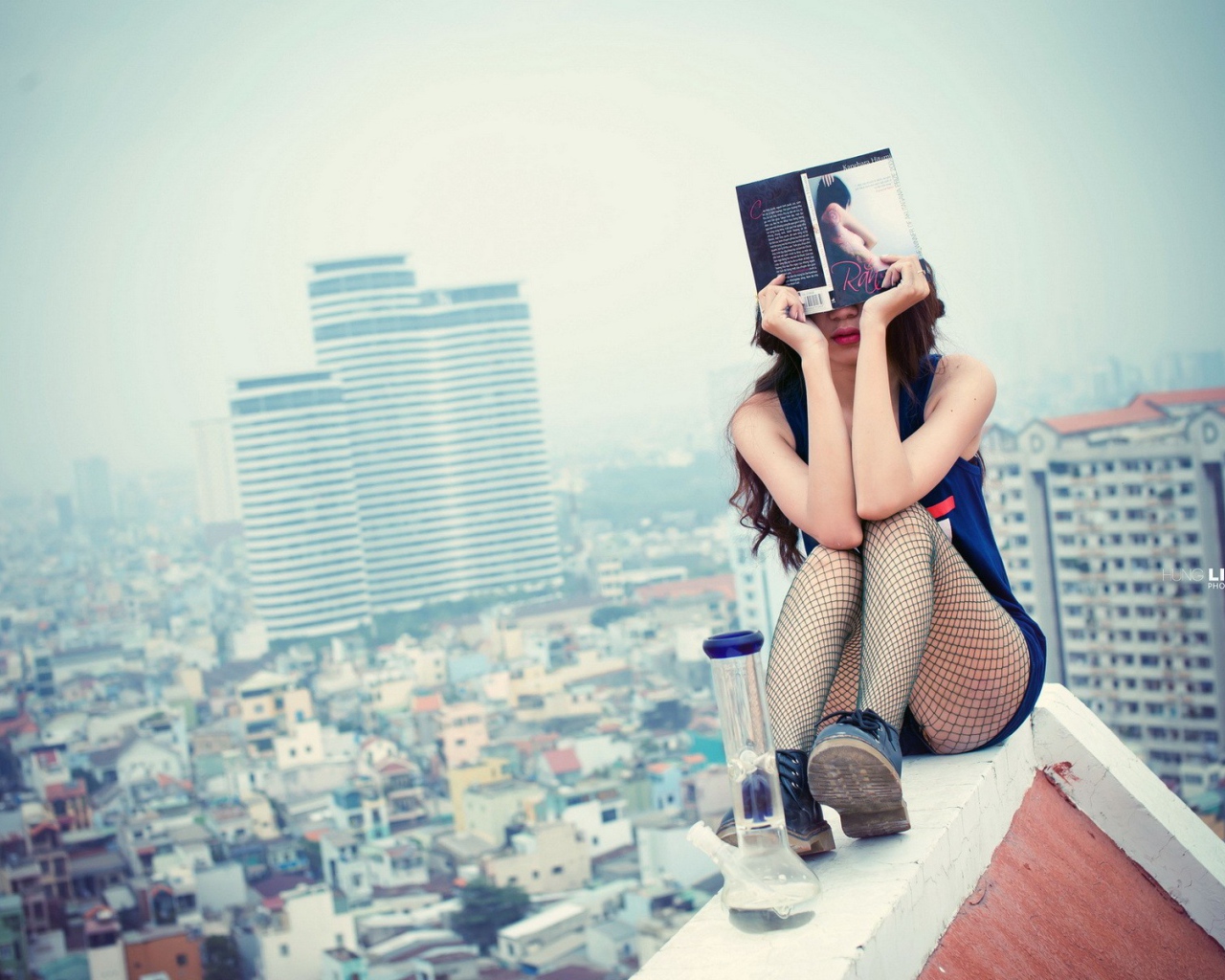 Женщина с книгой на крыше