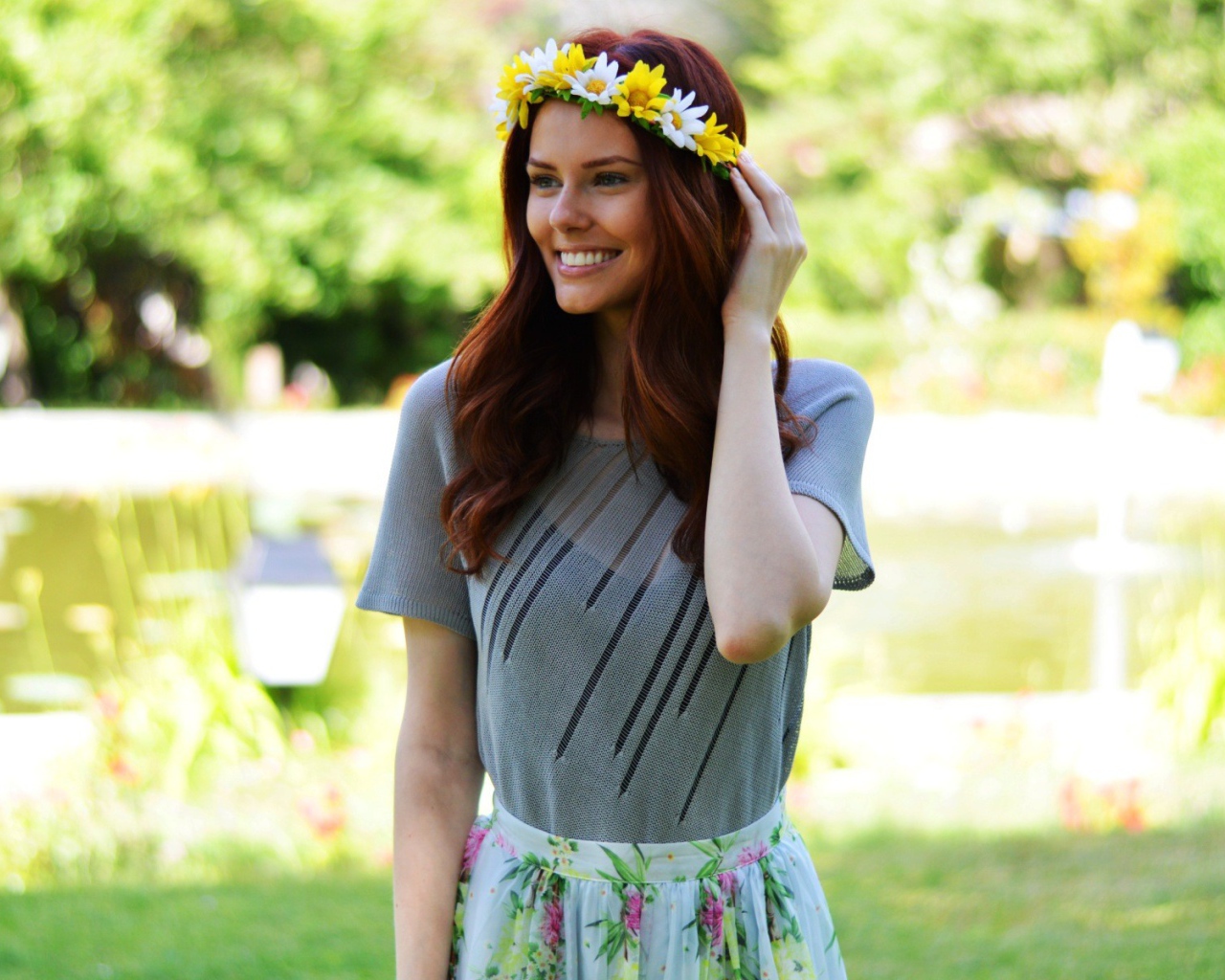 Венок из цветов на голове девушки