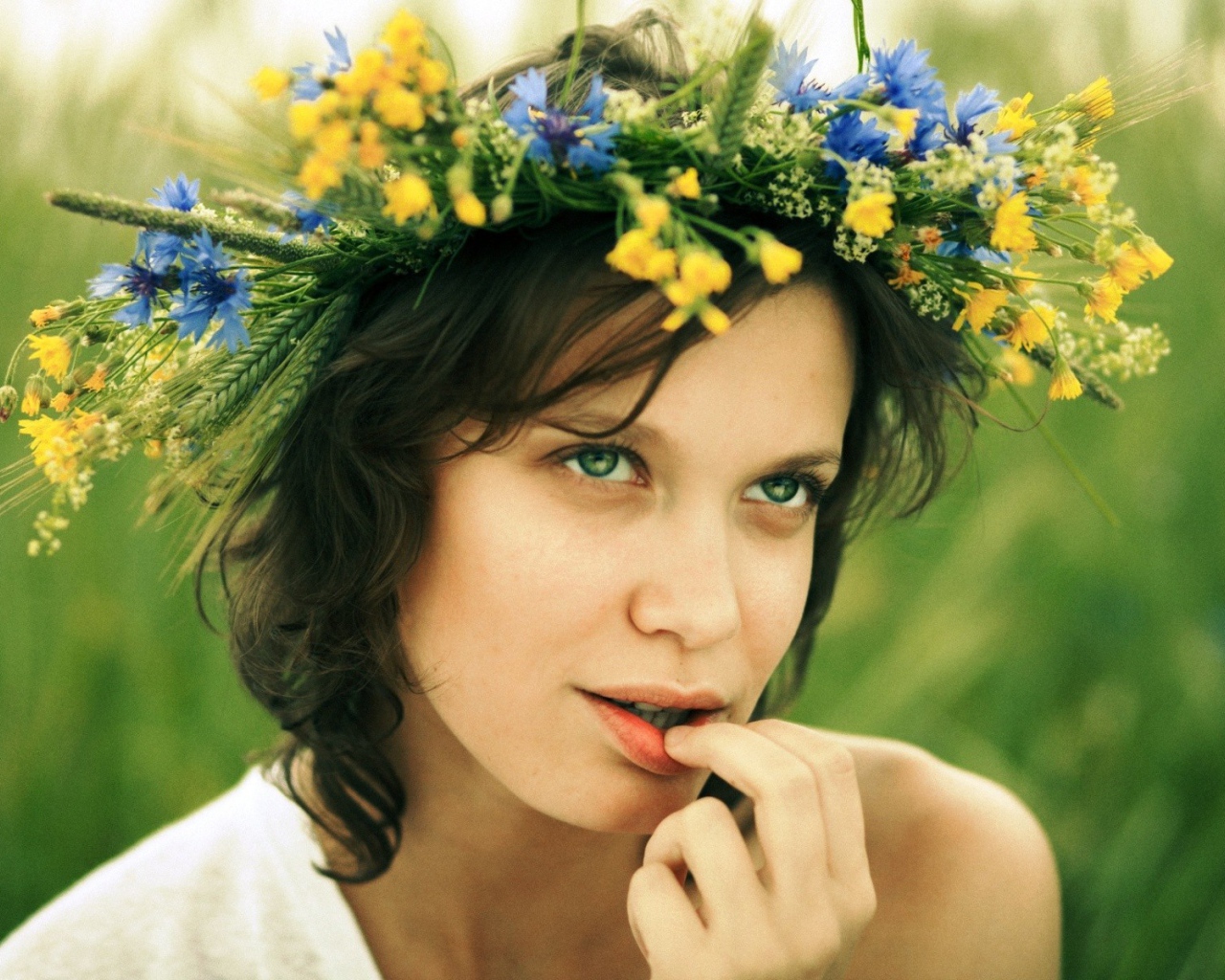 Венок из цветов на голове у девушки