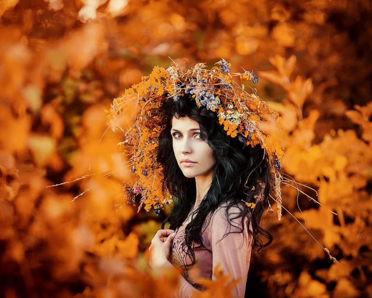 Девушка брюнетка как воплощение осени