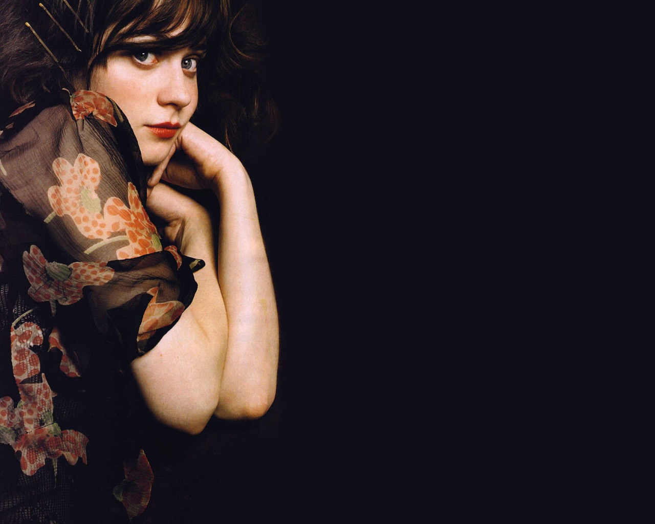 Зоуи Дешанель в платье на черном фоне