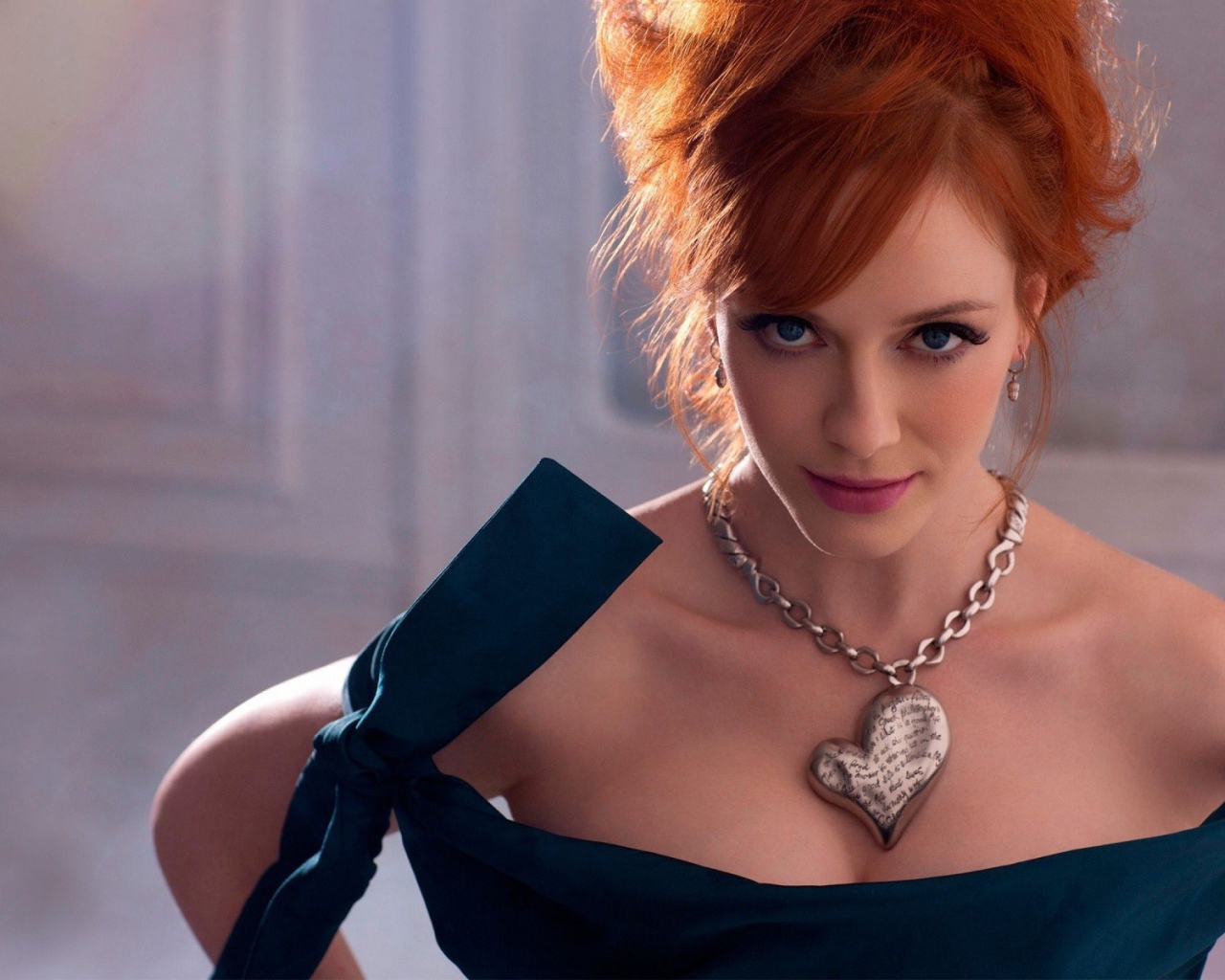 Кулон в форме сердца на шее Кристины Хендрикс