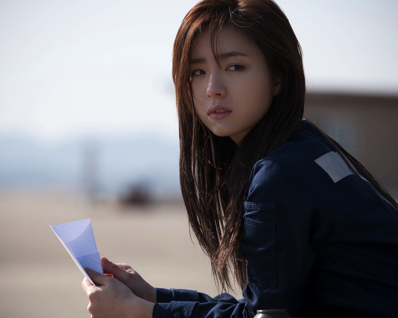 Японская девушка с бумагой в руке