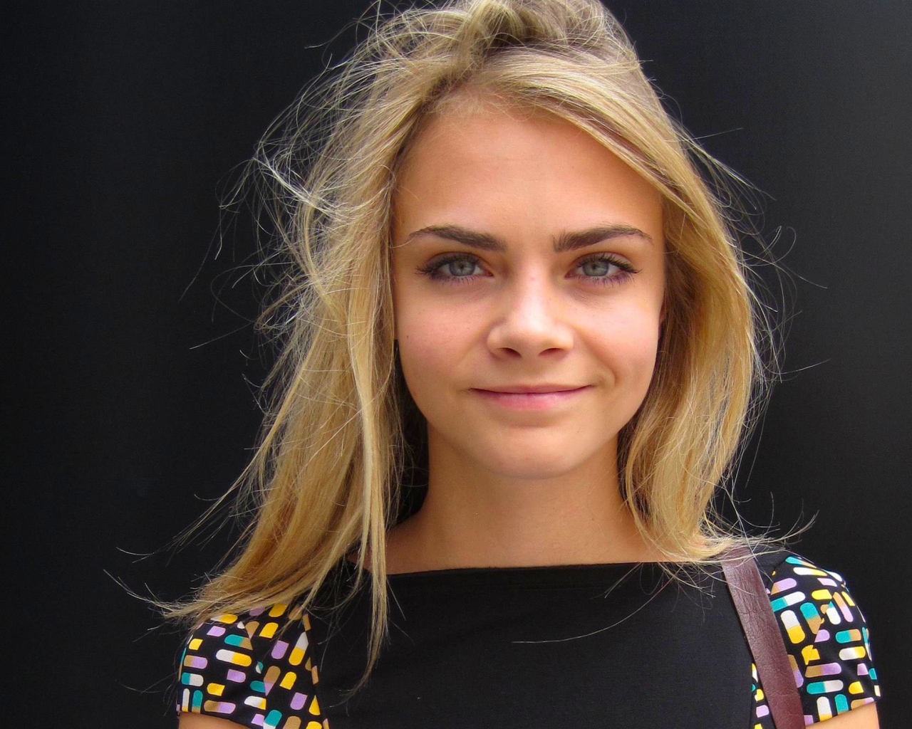 Милая девушка Кара Делевинь