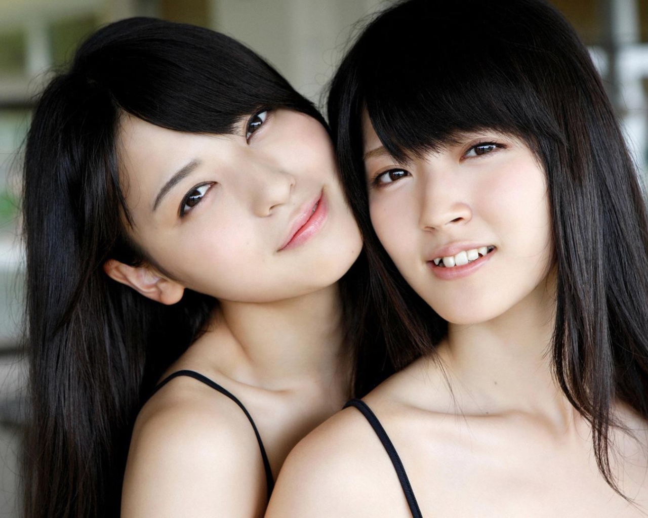 Две девушки сестры из Японии