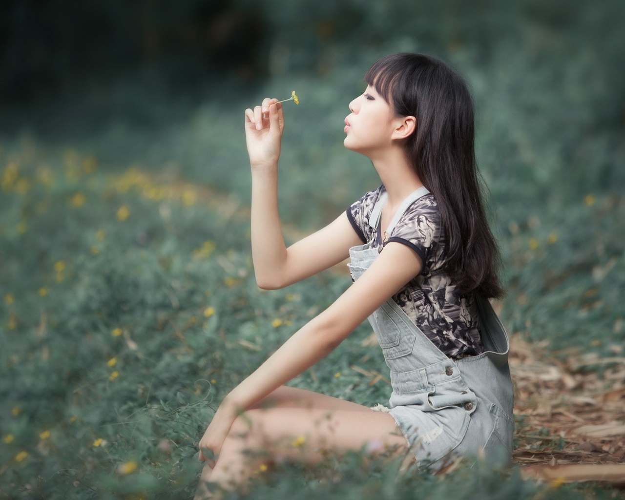 Азиатская модель с желтым цветком