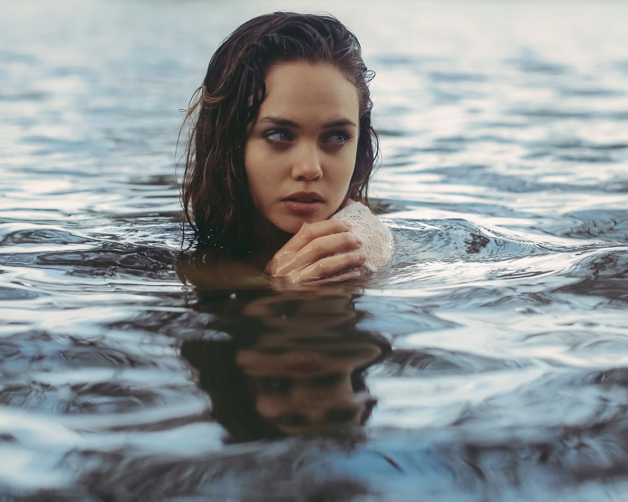 Девушка Aurela Skandaj в воде